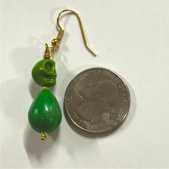 UNBRANDED HANDMADE Green MAGNESITE Stone BEAD SKULL Bone-Chilling Earrings - Picture 4 of 8